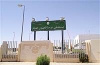 شاب وطفلة بعد فقدانهم البصر