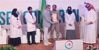 المدير العام التنفيذي اللواء الطبيب / سعود بن عثمان الشلاش يقدم جائزة شكر وتقدير لنائب رئيس مجلس إدارة منظومة نخبة الأط…